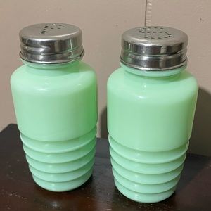 Jadeite jade green glass salt and pepper shakers cracker barrel collectible USA
